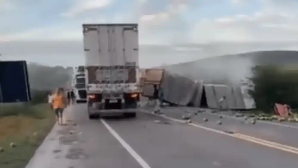 Acidente entre caminhão e van deixa 16 mortos na Bahia