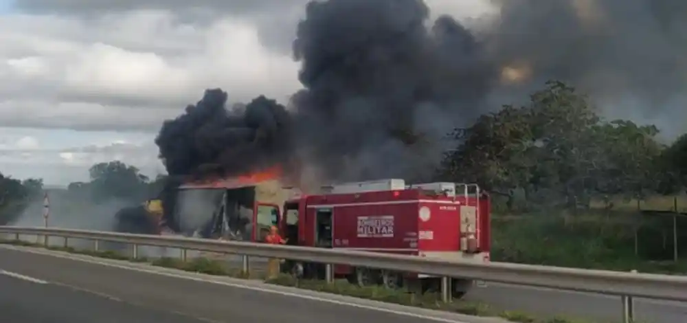Carreta pega fogo e provoca interdição parcial da BR-116
