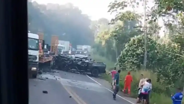 Três morrem em acidente entre caminhonete e carreta na BR-110, em Catu
