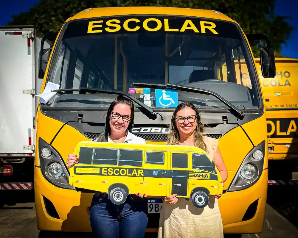 Ludmilla Fiscina entrega veículo para a saúde de Aramari e ônibus escolar para Alagoinhas