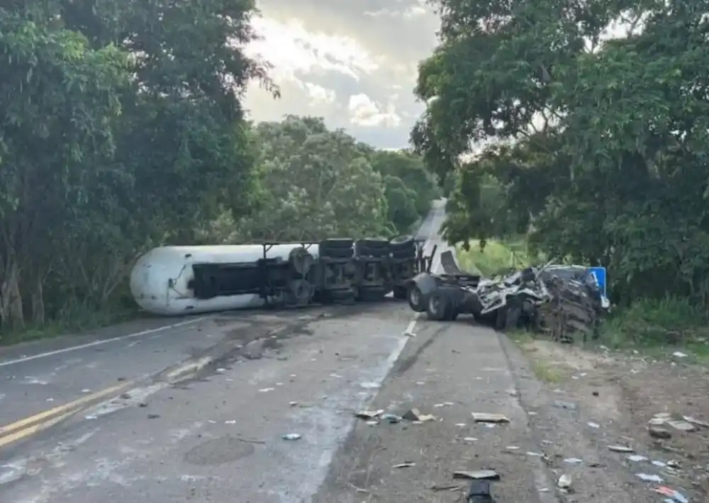Trecho interditado na via | Foto: Reprodução / Ubaitaba Urgente