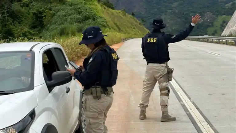 Colisão frontal entre dois carros deixa dois mortos e cinco feridos na BR-101