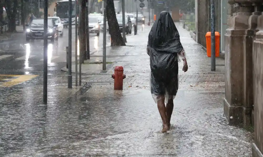 Inmet emite alerta laranja para tempestades no país até sábado