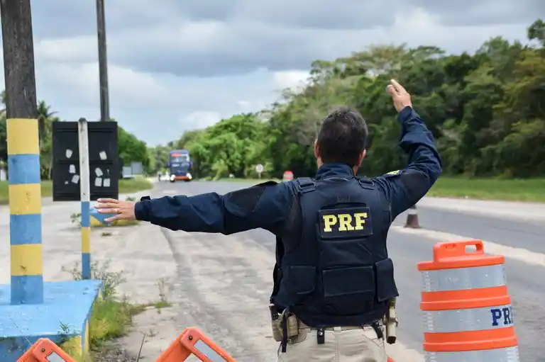 PRF localiza mulher desaparecida e em situação de vulnerabilidade na BR-116, em Jaguaquara